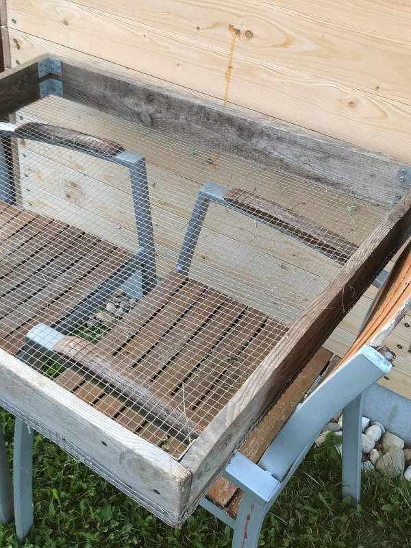 selbst gebautes Kompostsieb um das Heu für Kaninchen zu trocknen